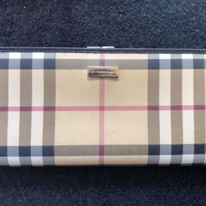 Burberry Womens Clutch Wallet